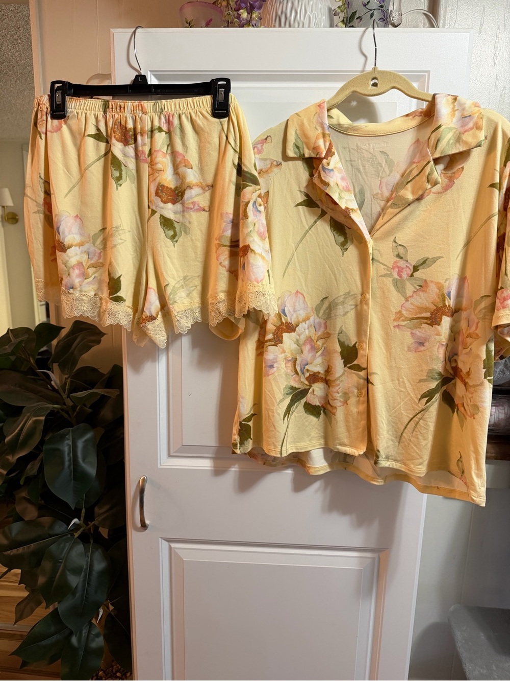 New Ambrielle Lacey cute yellow pajama set size large
